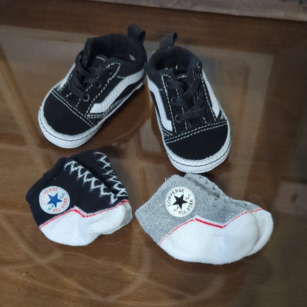 Converse Black Sneakers Classic Canvas Low-Top And 2 Pairs Of Socks